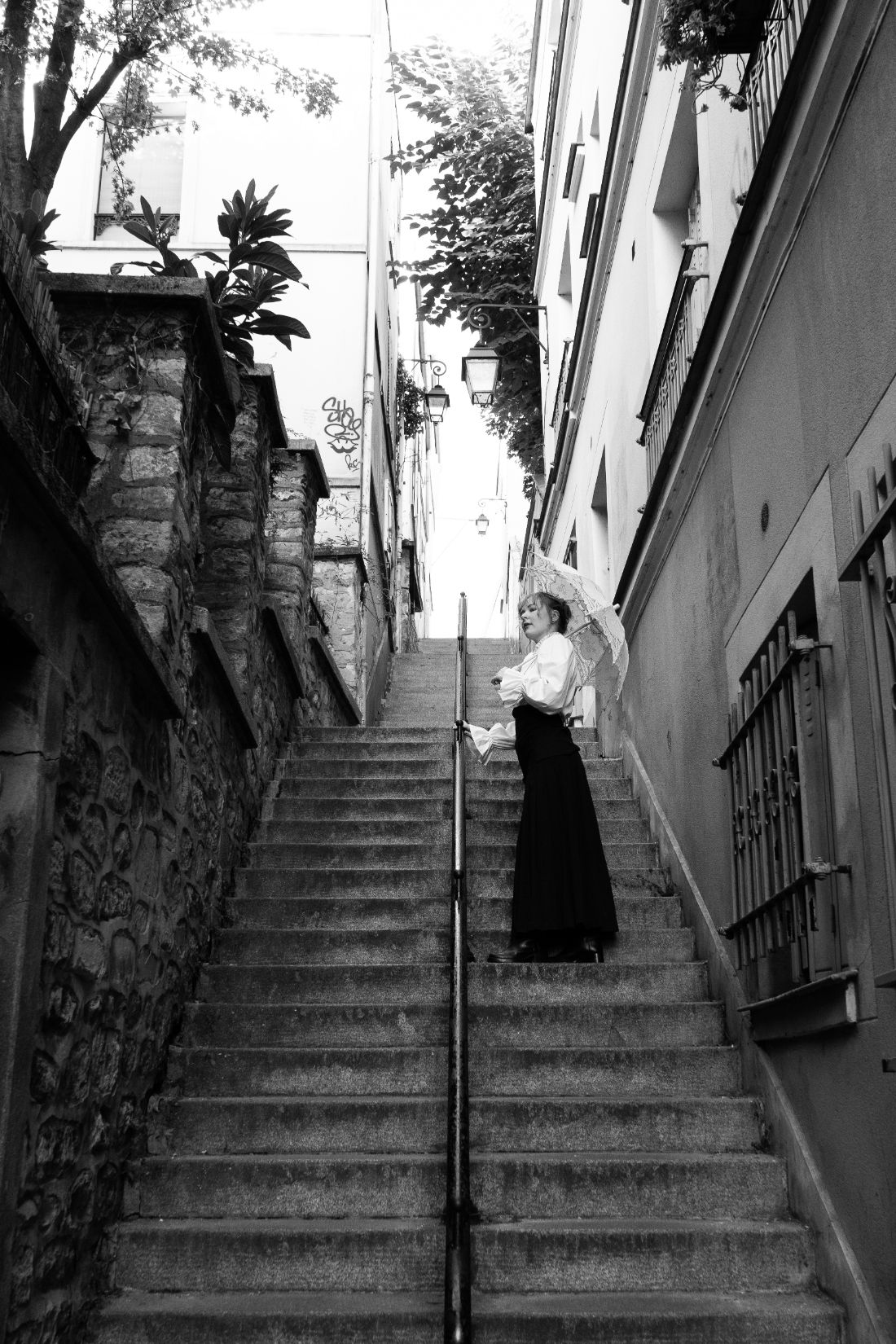 Miss Time Traveler with her parasol on the stairs of Montmartre
